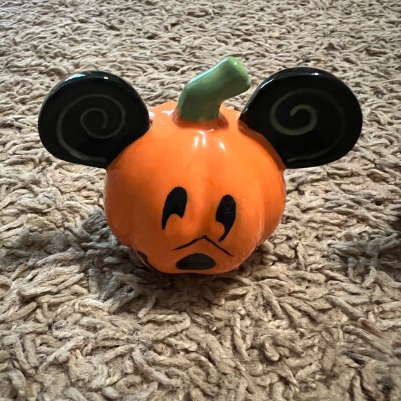 Mickey and Minnie Pumpkin Salt and Pepper Shakers - Picture 2 of 3